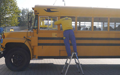 Reparatur eines Schulbusses